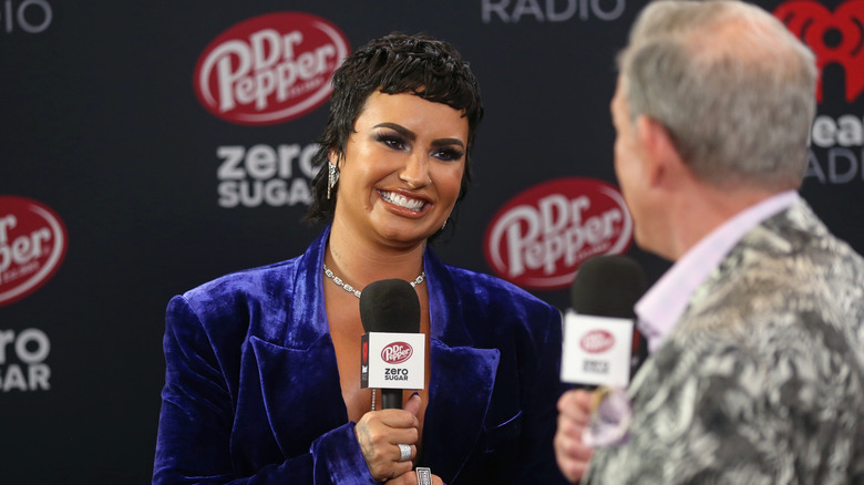 Demi Lovato holds Dr. Pepper Zero Sugar microphone