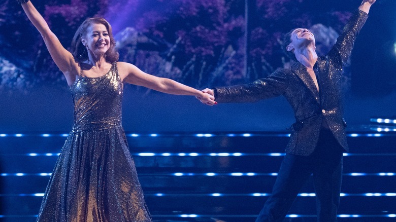 Alyson Hannigan and Sasha Farber dancing