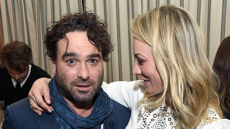 Kaley Cuoco arm around Johnny Galecki