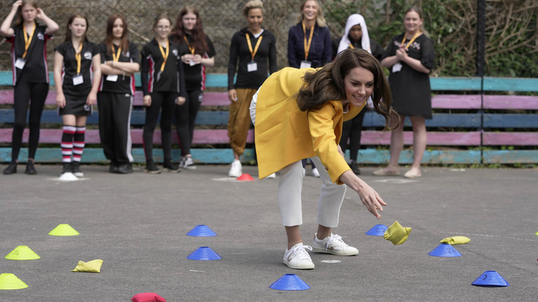 Kate Middleton playing naughts and crosses