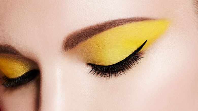 Yellow eyeshadow look 