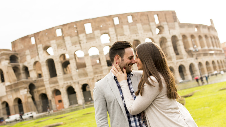 couple kissing in Rome