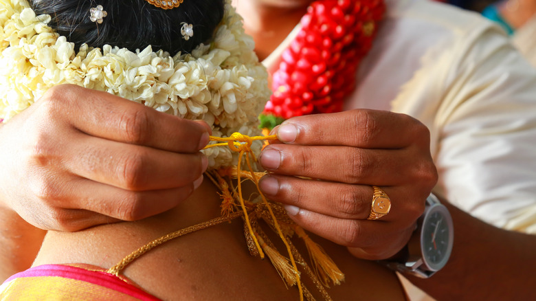 groom tying thali