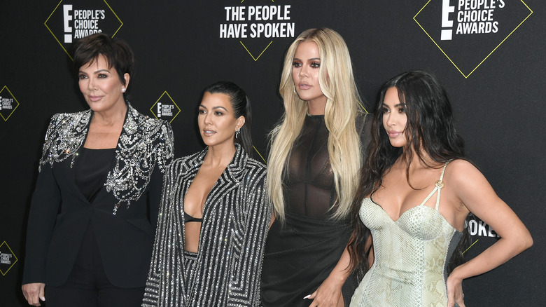 Khloé between Kourtney and Kim