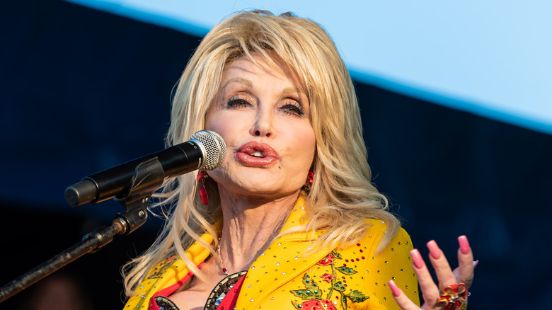 Dolly Parton on stage 