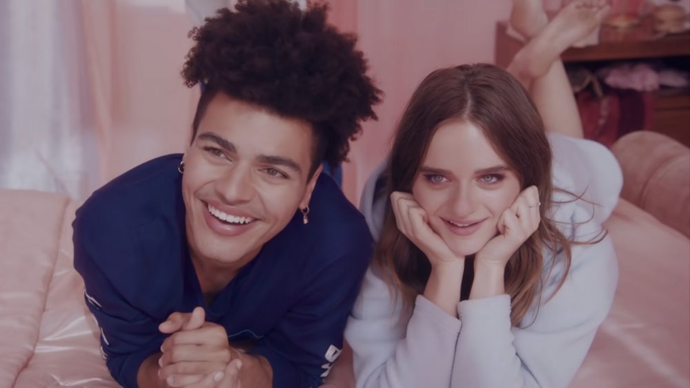 Joey King, aka Elle from The Kissing Booth, in Sabrina Carpenter's music video for "Sue Me"