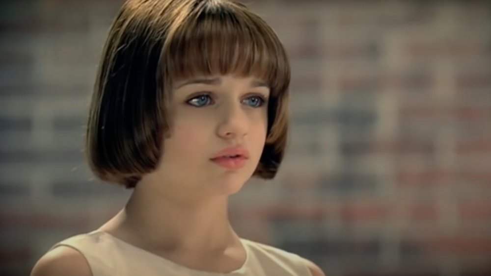 Joey King, aka Elle from The Kissing Booth, in Taylor Swift's music video for "Mean"