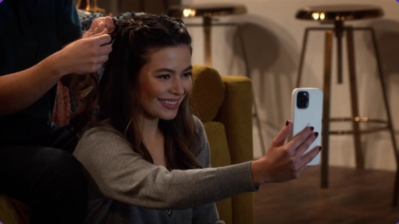 Miranda Cosgrove takes selfie on iCarly reboot