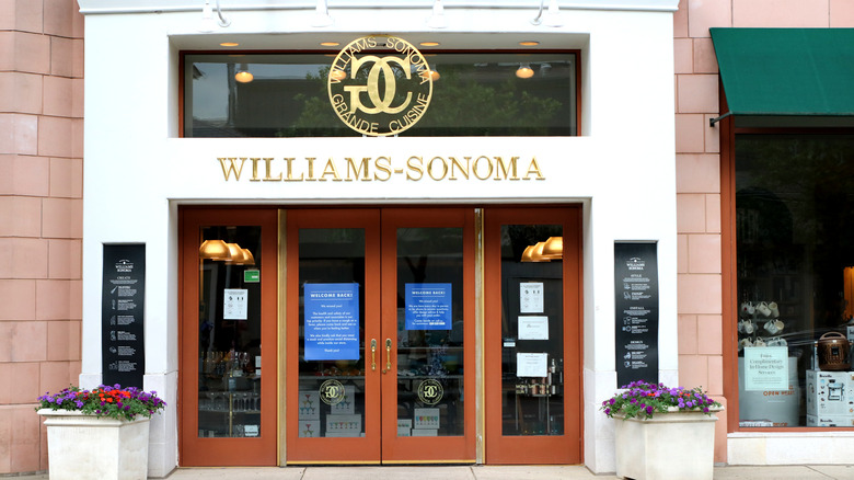 Exterior of Williams Sonoma store