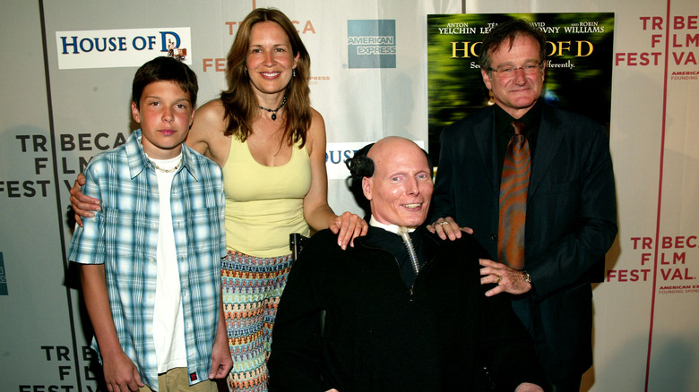 Christopher Reeve and his wife (Dana) and son (Will) posing with Robin Williams in 2004