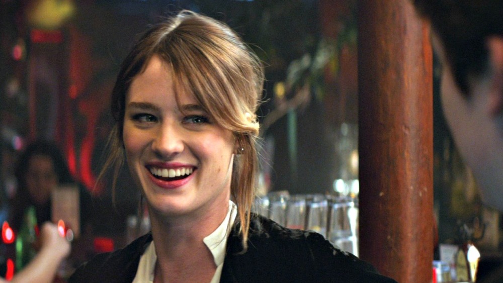 Mackenzie Davis, who played Harper from Happiest Season, in That Awkward Moment