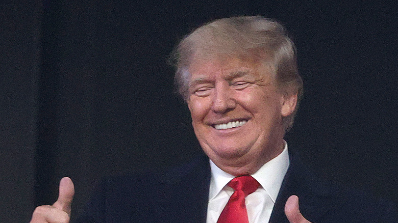 Donald Trump two thumbs up