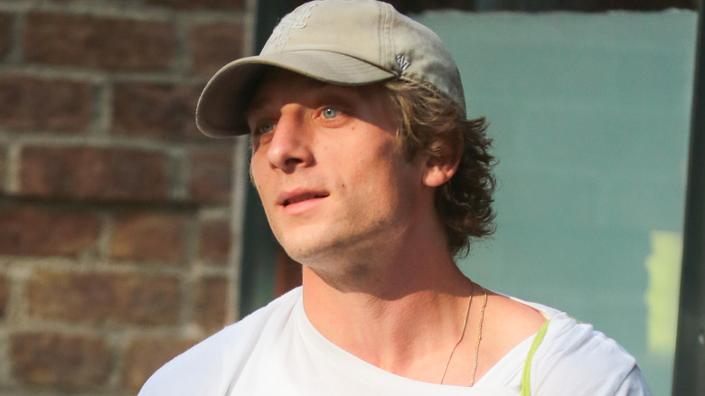 Jeremy Allen White speaking 