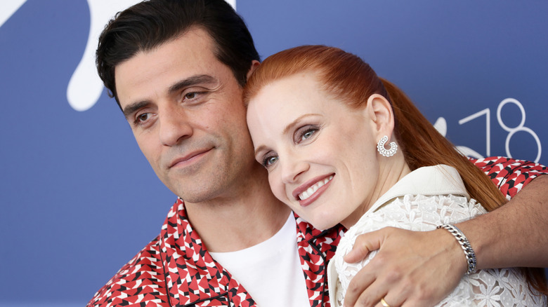 Oscar Isaac and Jessica Chastain posing