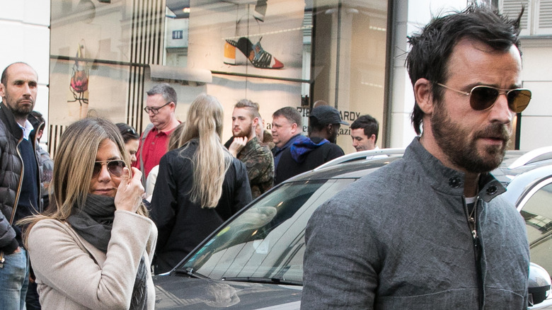 Justin Theroux and Jennifer Aniston walking