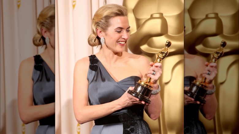 Kate Winslet looking at Oscar