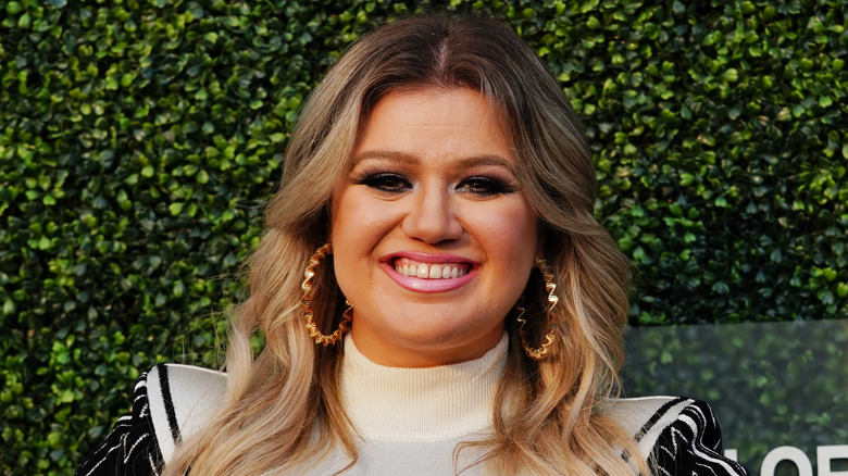 Kelly Clarkson poses on the red carpet