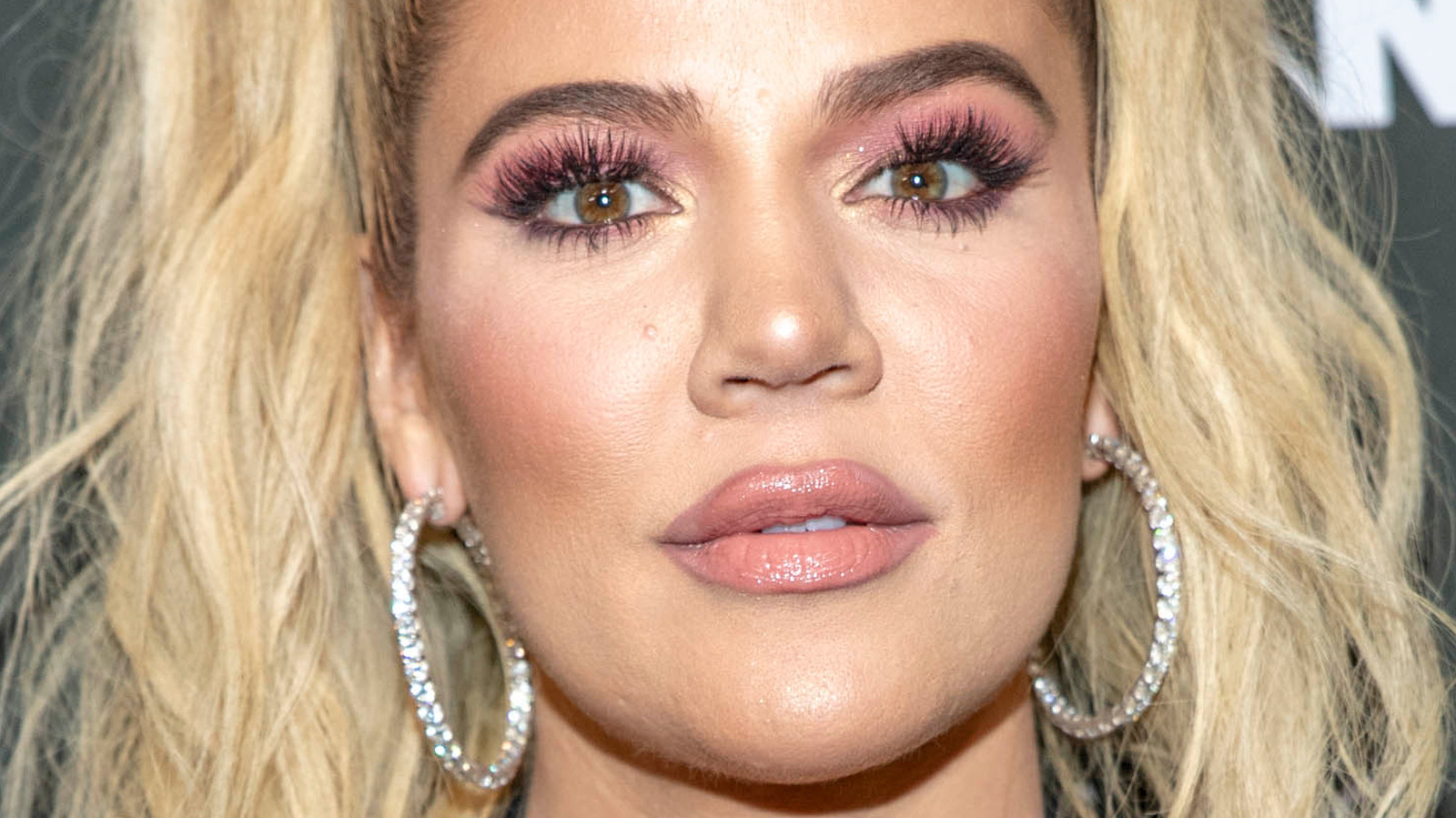 Why Khloé Kardashians Hands Have Fans Scratching Their Heads