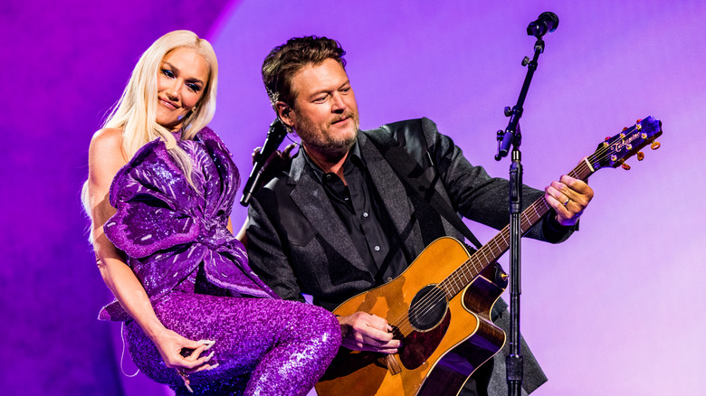 Blake Shelton and Gwen Stefani performing a duet