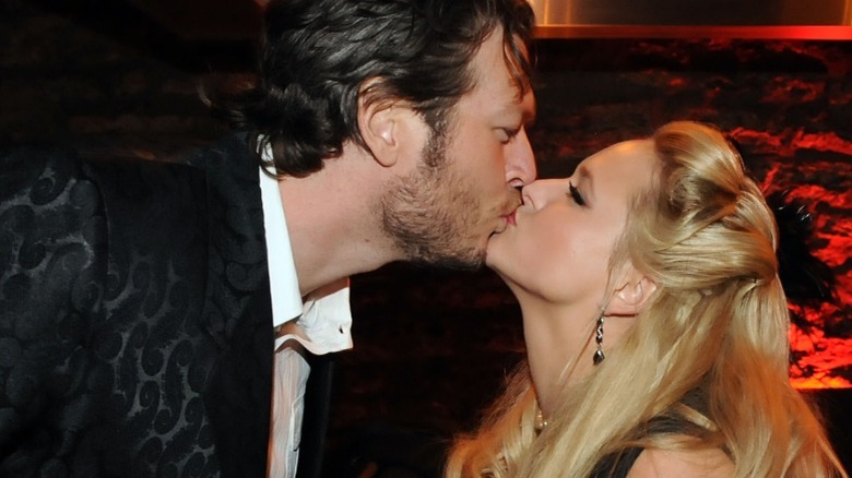 Blake Shelton and Miranda Lambert kissing