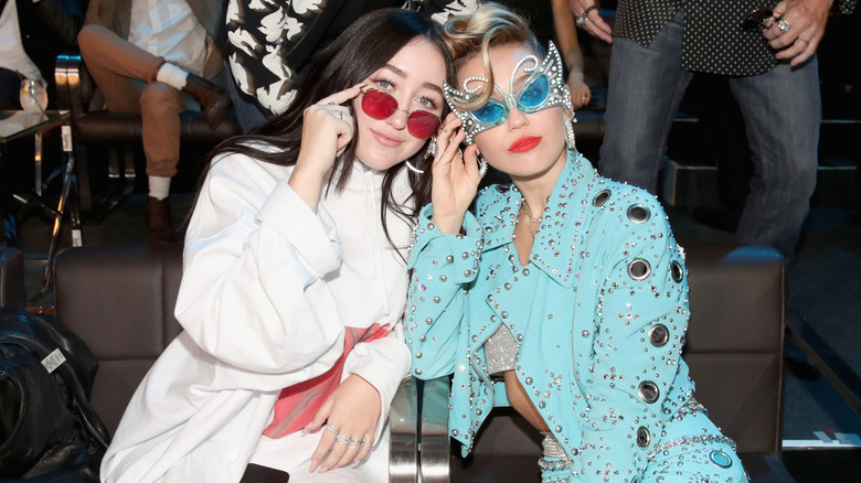 Noah Cyrus and Miley Cyrus attending the 2017 MTV Video Music Awards