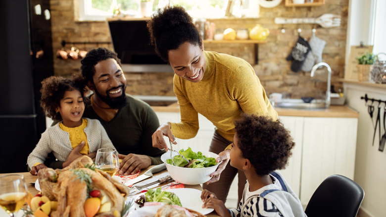 family having phone-free dinner