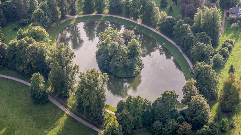 The lake at which Princess Diana is buried