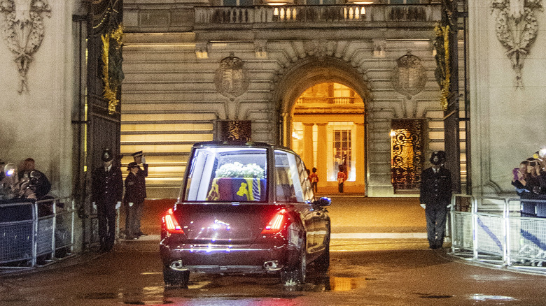 Queen Elizabeth's coffin arrives at Buckingham Palace