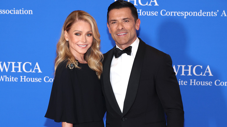 Kelly Ripa and Mark Consuelos smiling