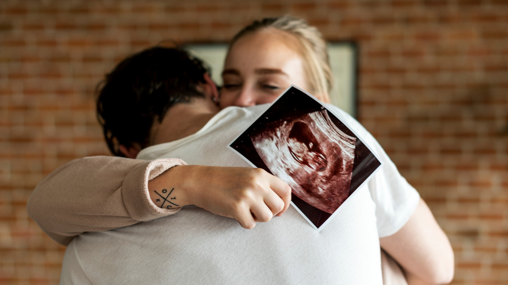 Couple with ultrasound picture