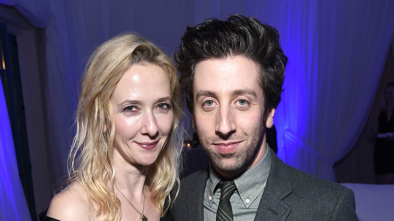 Jocelyn Towne and Simon Helberg cozy up for a photo