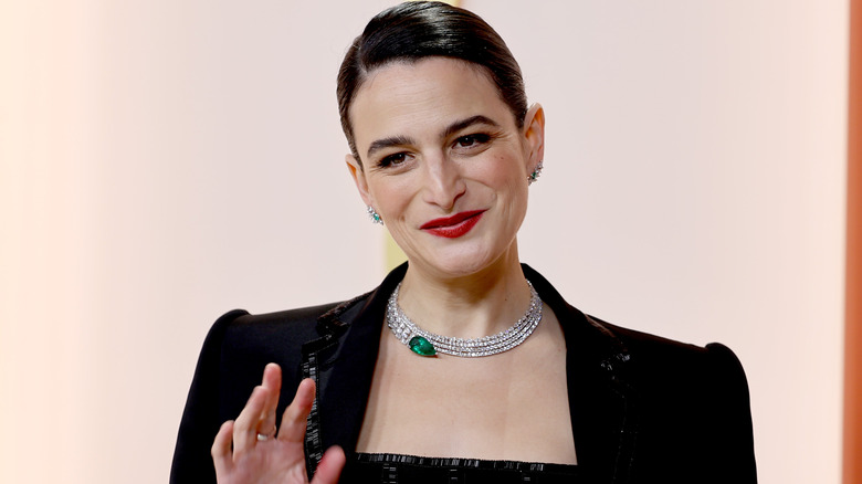 Jenny Slate waving on red carpet