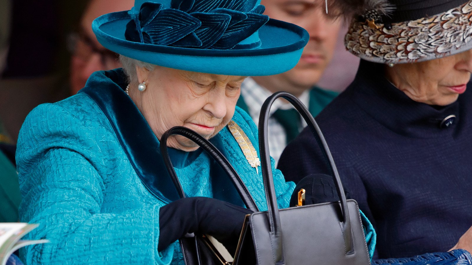 The Queen's favourite Launer handbags 👑🇬🇧. #thequeen #bag #hand