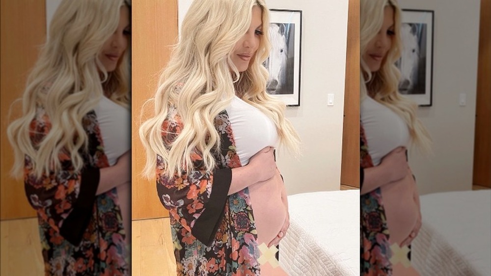 Tori Spelling baby bump