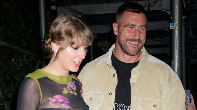 Taylor Swift and Travis Kelce smiling