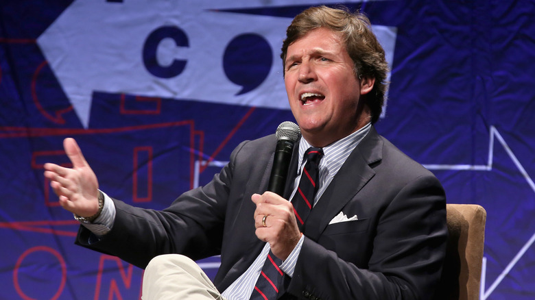 Tucker Carlson hand out microphone