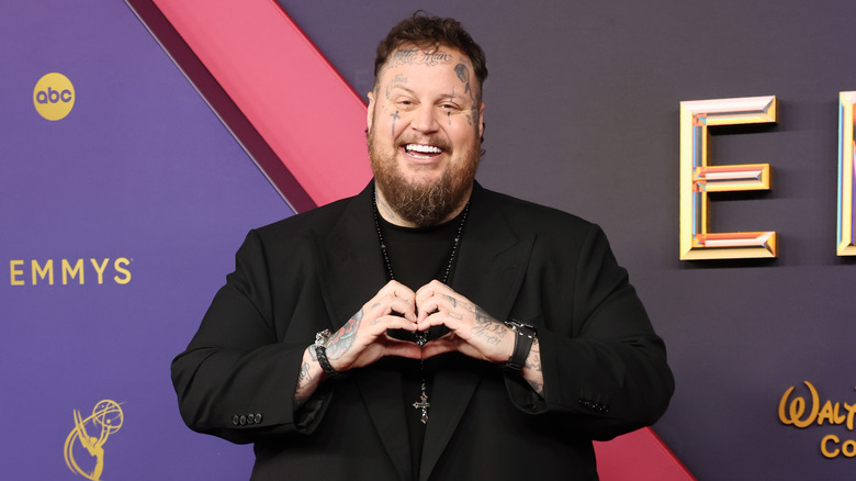 Jelly Roll at 2024 Emmys making hand heart