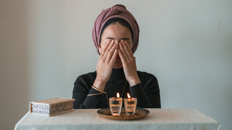 Jewish woman praying 