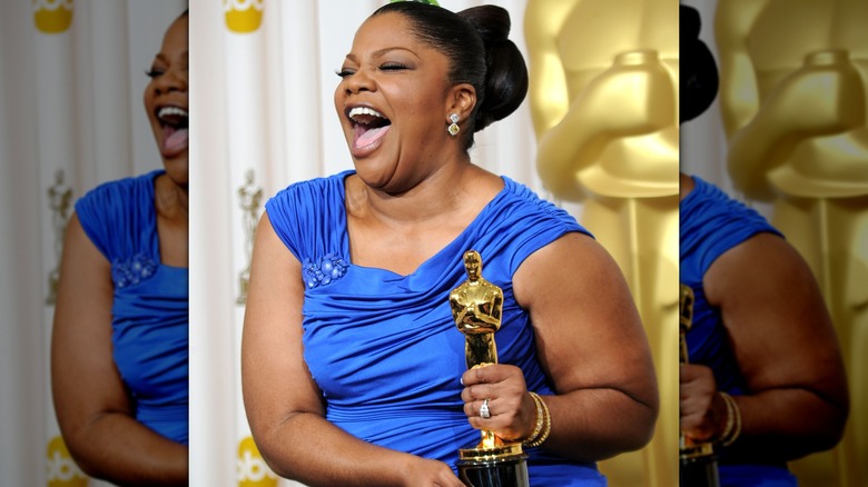 Mo'Nique celebrating with her Oscar