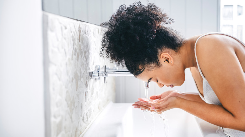 Face washing after removing makeup 