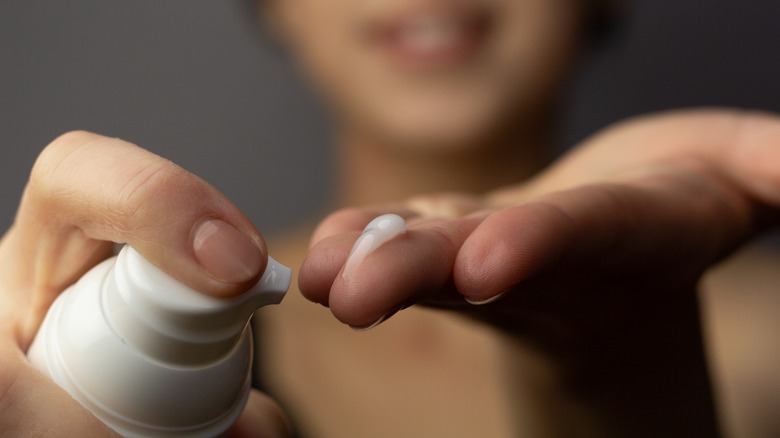 woman applying retinol