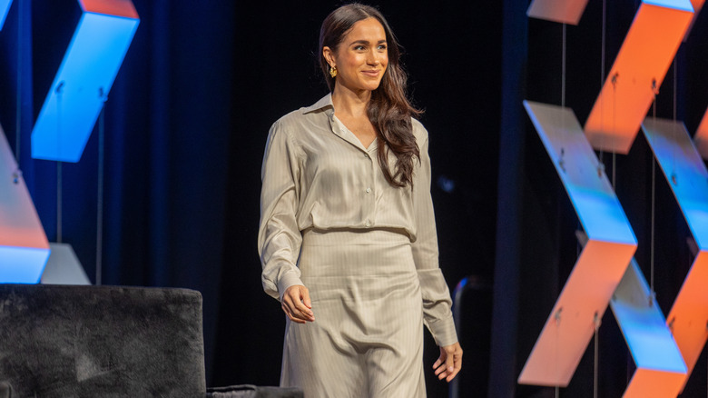 Meghan Markle waving 