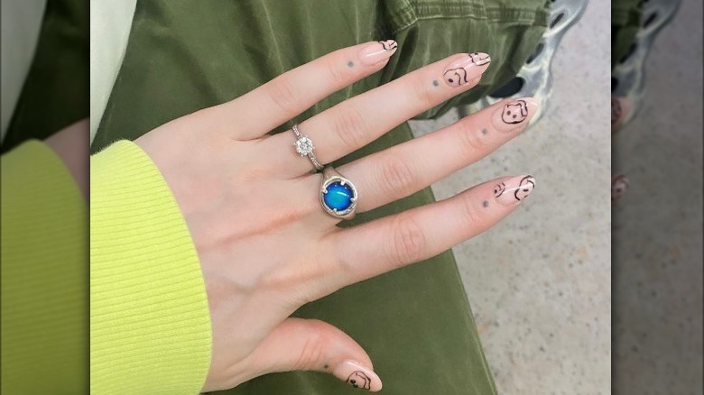 Modern mood ring 