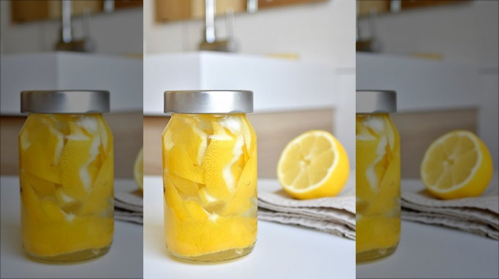 Lemon and vinegar cleaning solution