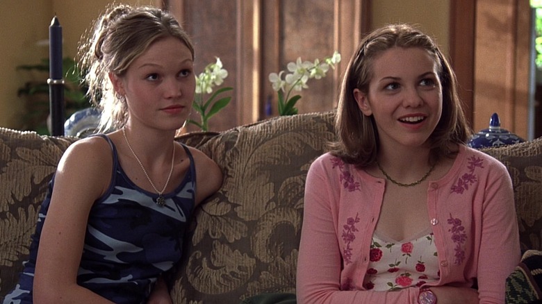 Julia Styles and Larisa Oleynik in 10 Things I Hate About You