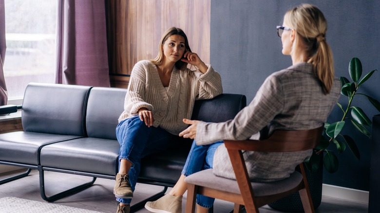 Woman talking to a theripst