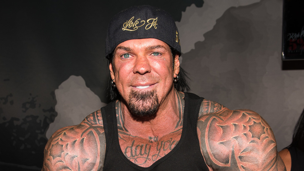 Rich Piana flexing 