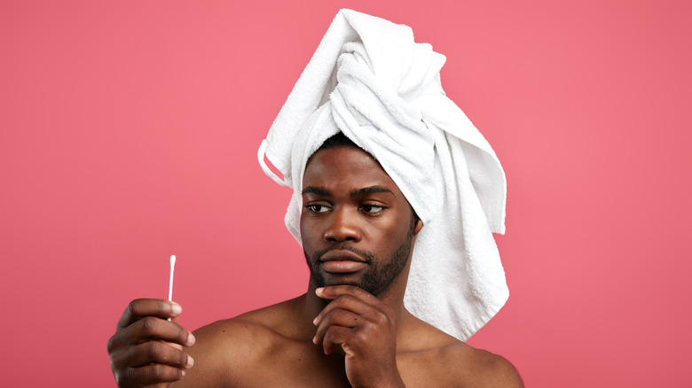 Man using a Q-tip