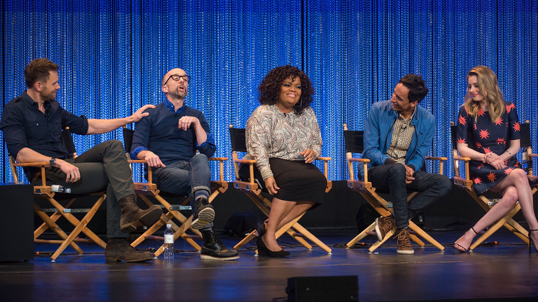 Yvette Nicole Brown talking with the cast of Community