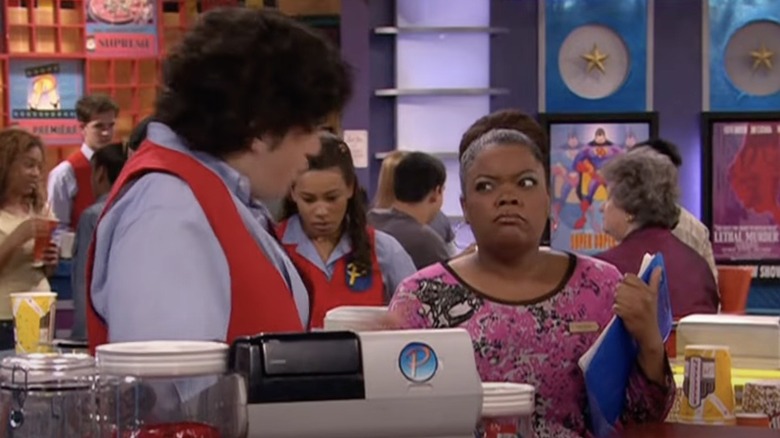 Yvette Nicole Brown and Josh Peck in Drake & Josh